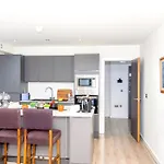 Modern Steps From Stadium And Train Station *