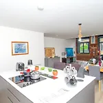Apartament Modern Steps From Stadium And Train Station