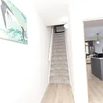Modern Steps From Stadium And Train Station *