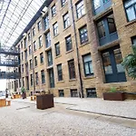Apartment Modern Steps From Stadium And Train Station *