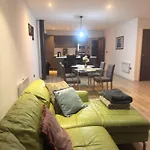 Modern Steps From Stadium And Train Station Bradford (West Yorkshire)