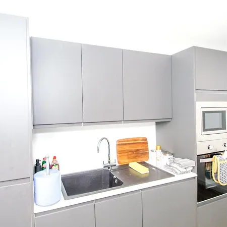 Apartment Modern Steps From Stadium And Train Station *