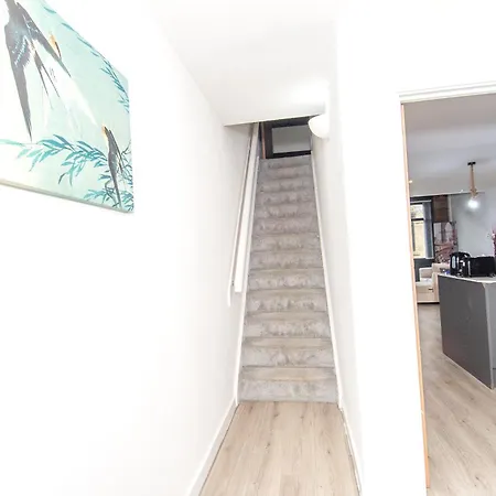 Modern Steps From Stadium And Train Station *
