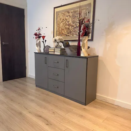 דירה Modern Steps From Stadium And Train Station *
