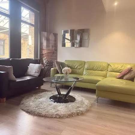 Modern Steps From Stadium And Train Station * Bradford (West Yorkshire)
