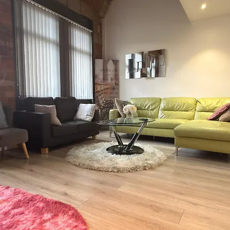Modern Steps From Stadium And Train Station Bradford (West Yorkshire)