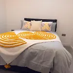 Modern Steps From Stadium And Train Station * Bradford (West Yorkshire)