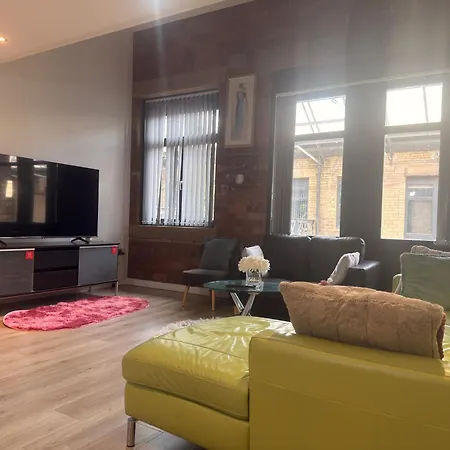 Apartment Modern Steps From Stadium And Train Station